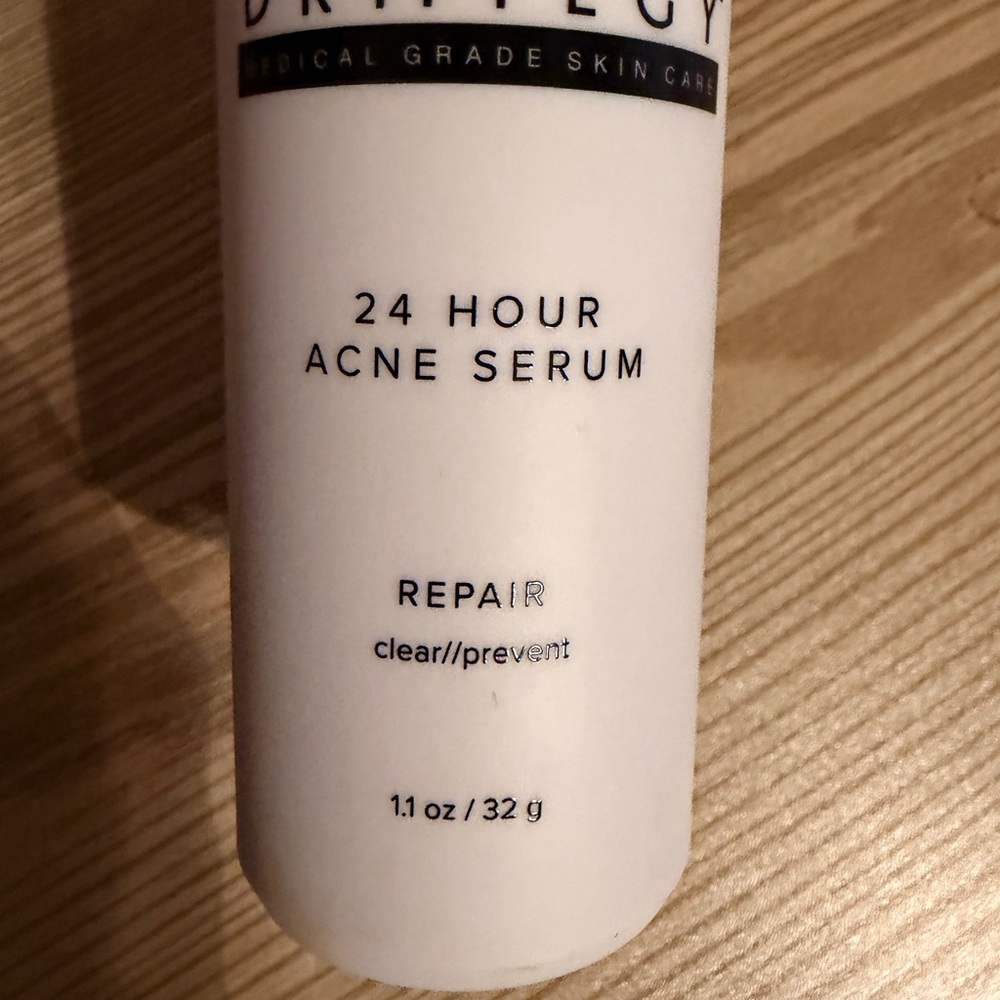 DRMTLGY 24 Hour Acne Serum - White and Gold - Picture 3 of 3